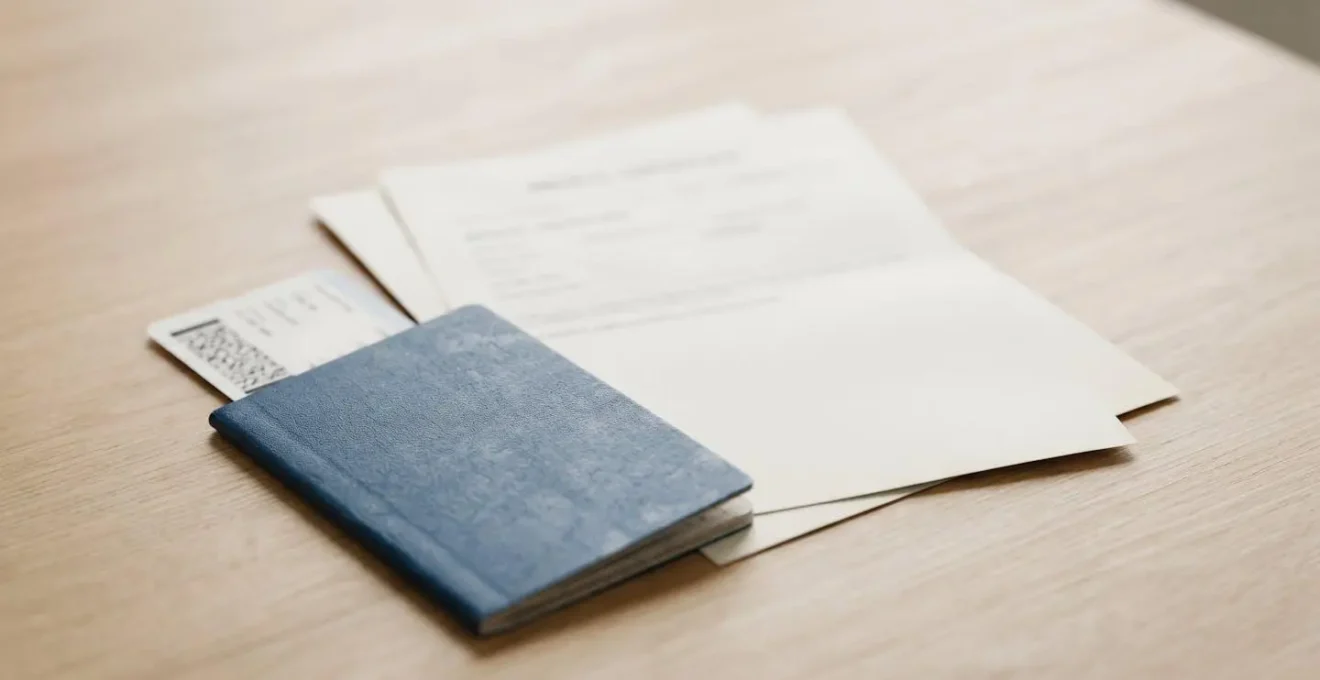 Documents médicaux et billets d'avion symbolisant l'annulation d'un voyage pour raisons de santé