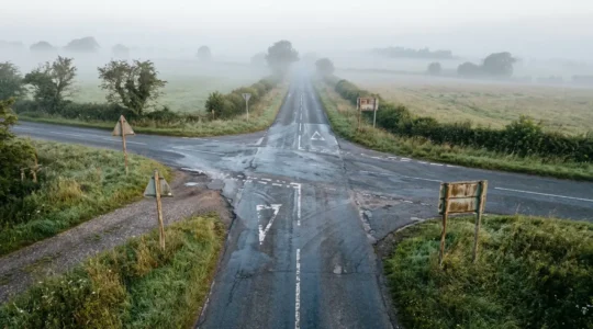 Personne face à un carrefour décisionnel représentant les choix stratégiques d'un conducteur résilié pour alcoolémie