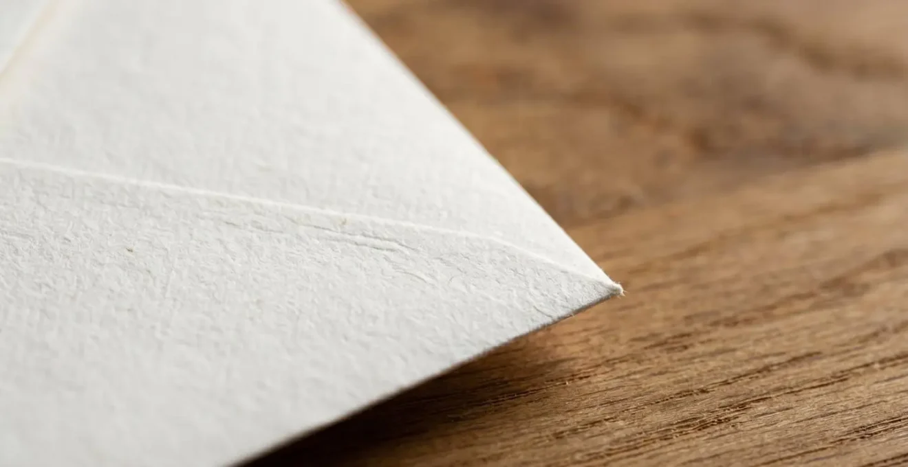 Composition minimaliste évoquant l'envoi de documents administratifs importants