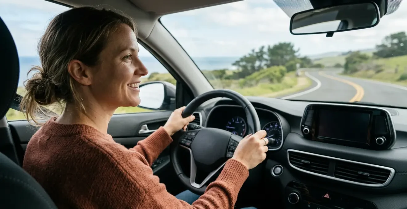 Voyageur au volant d'une voiture de location avec documents d'assurance, symbolisant la protection lors d'un voyage à l'étranger