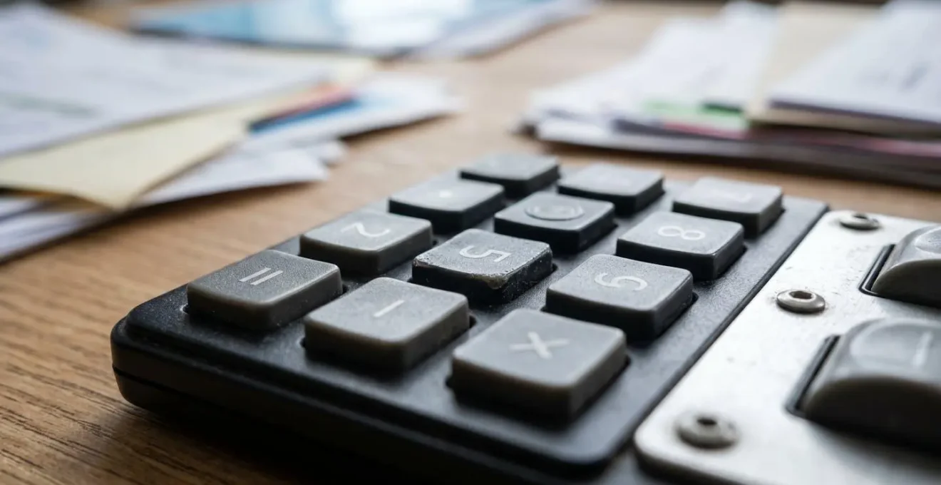 Concept symbolique de contrôle fiscal avec documents administratifs et calculatrice sur bureau professionnel