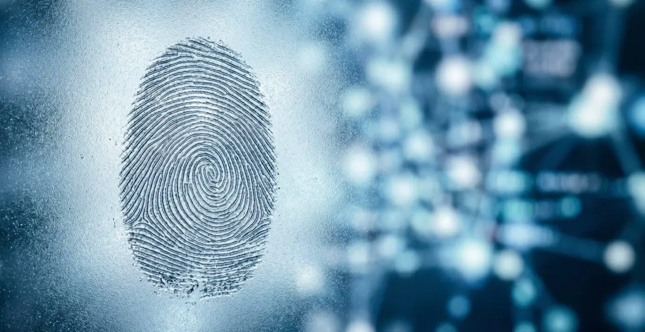 Représentation symbolique de la surveillance des informations publiques et de l'évaluation du risque moral
